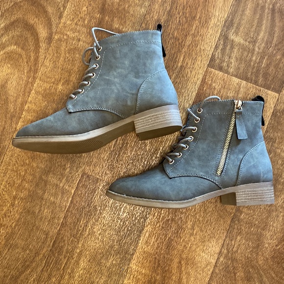 XAPPEAL WOMENS LACE UP COMBAT BOOT - GREY- SIZE 7 - Picture 1 of 6